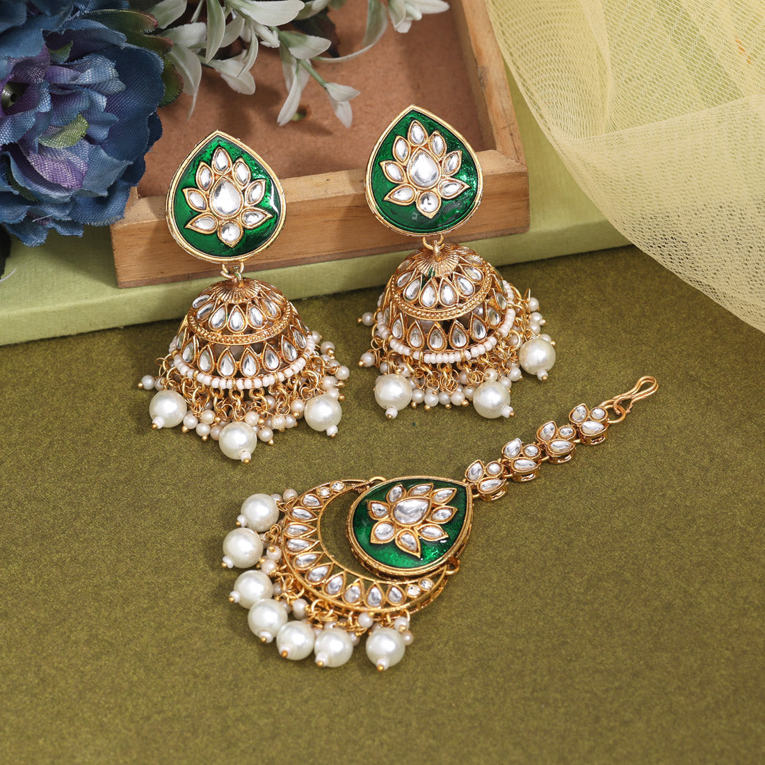 White Color Kundan Earrings With Maang Tikka (KDTE573WHT