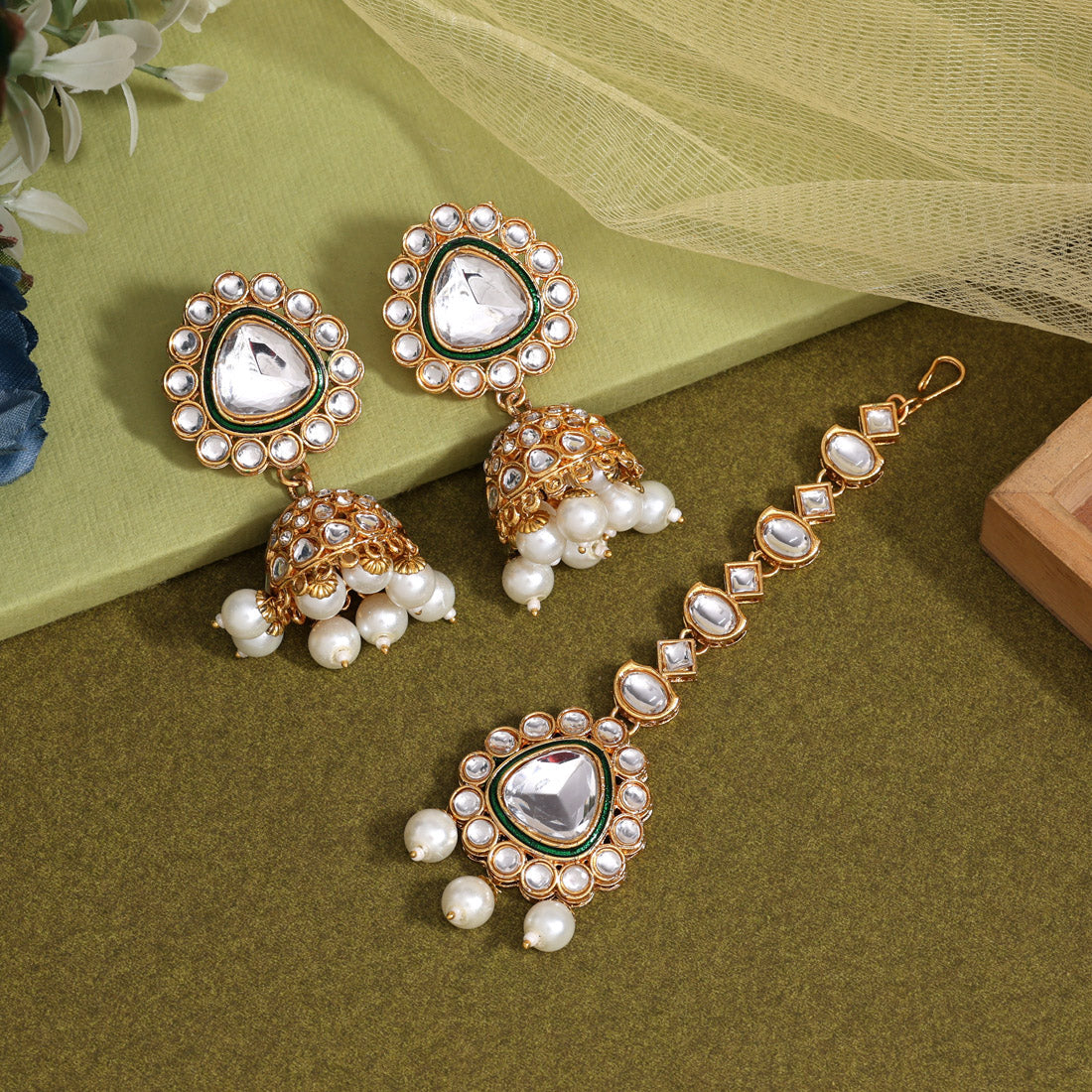 White Color Kundan Earrings With Maang Tikka (KDTE574WHT