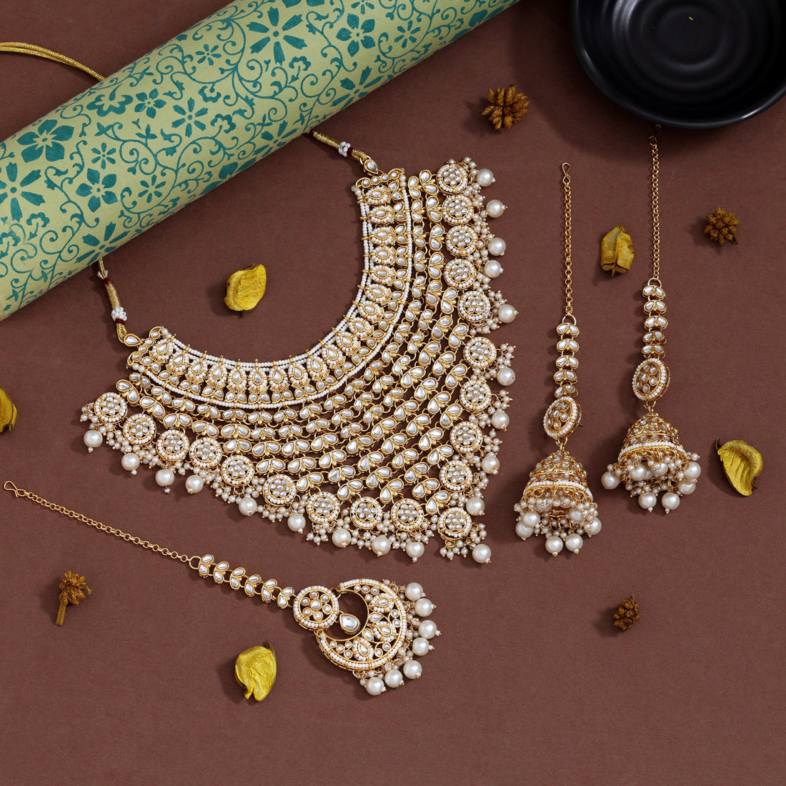 Elegant White Color Kundan Necklace Set