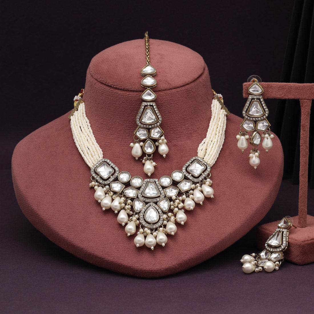 Lustrous White Color Kundan Necklace Set