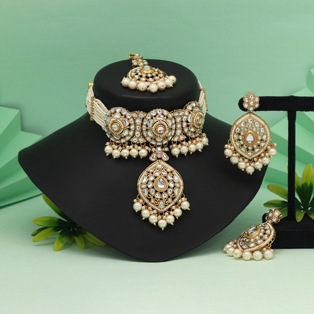 White Color Choker Kundan Necklace Set For Elegant Bridal Ensemble