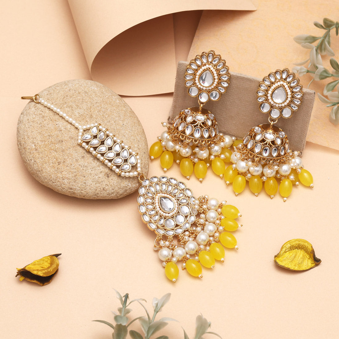 Yellow Color Kundan Necklace Set With Glossy Finish For Festive Events
