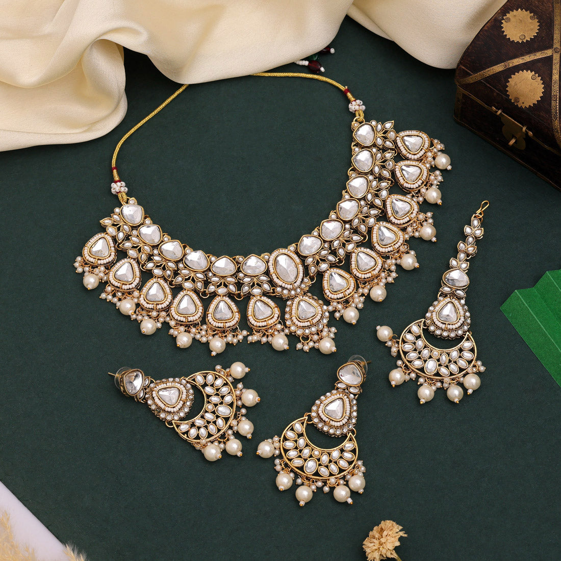 White Color Kundan Necklace Set For Elegant Occasions And Wedding Looks