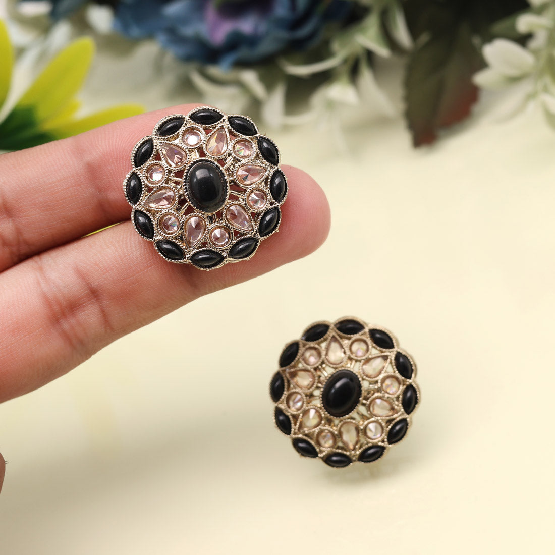 Sleek Black Color Tops Stud Earrings