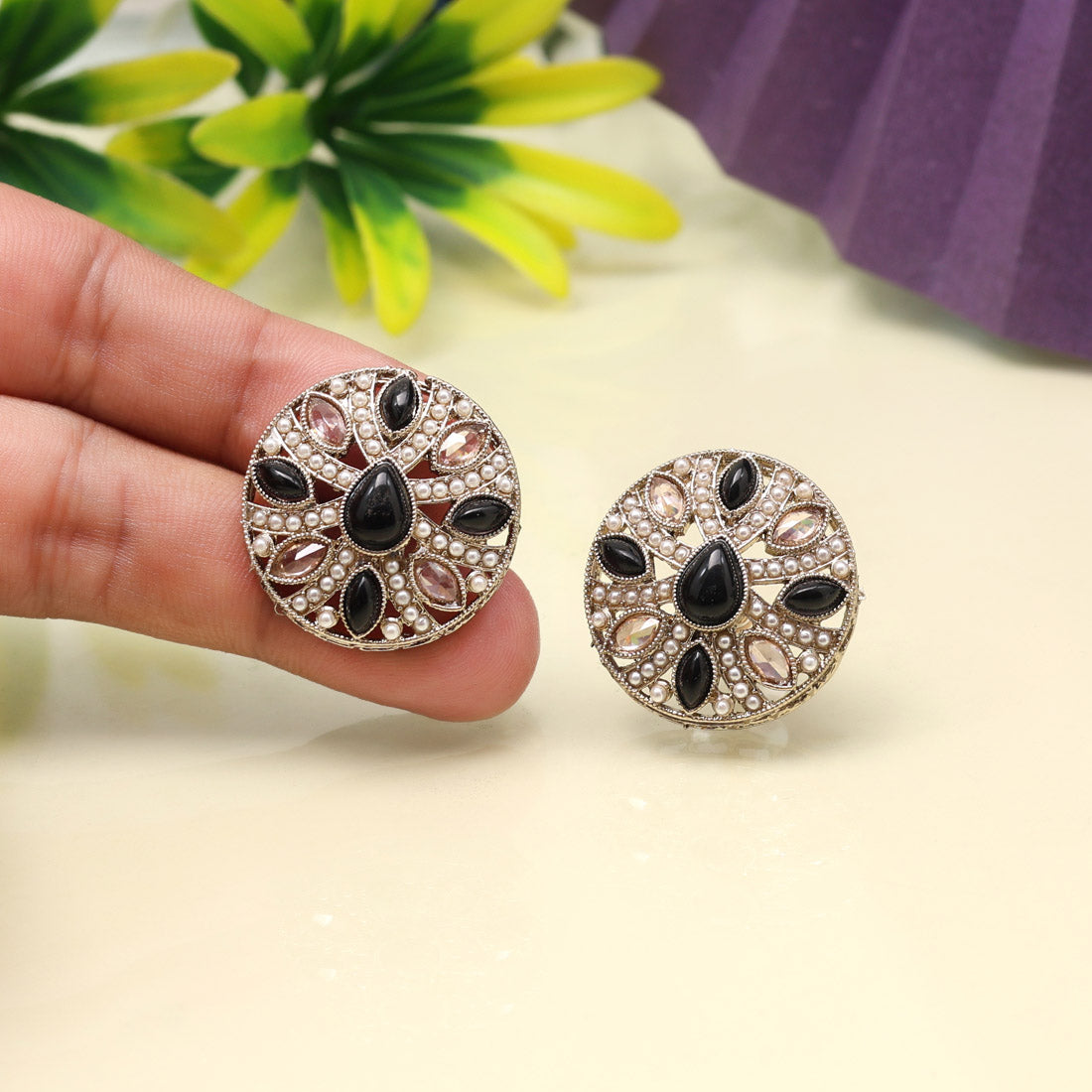 Deep Black Color Tops Stud Earrings