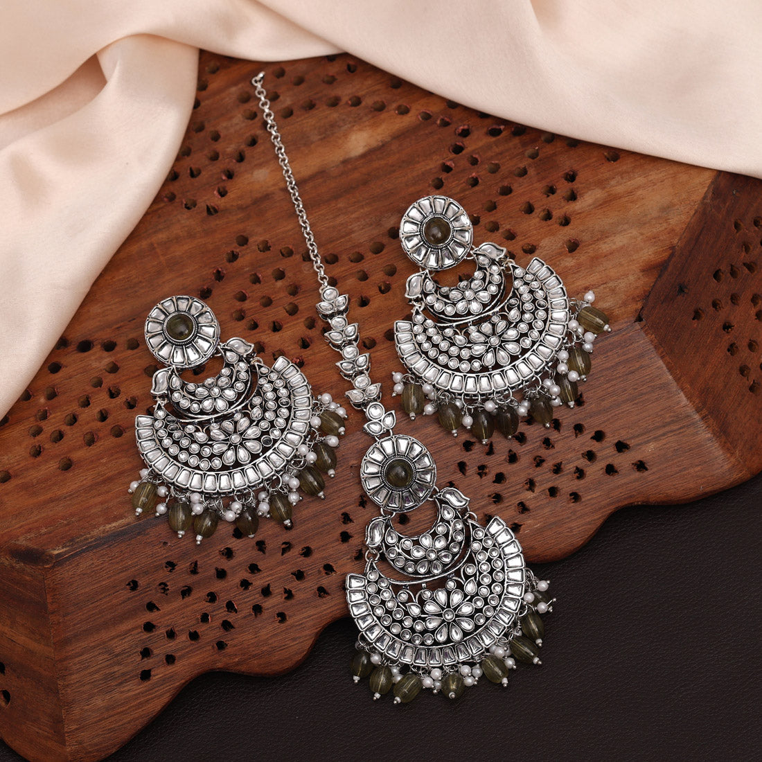 Mehandi Green Color Kundan Earrings With Maang Tikka (KDTE546MGRN)