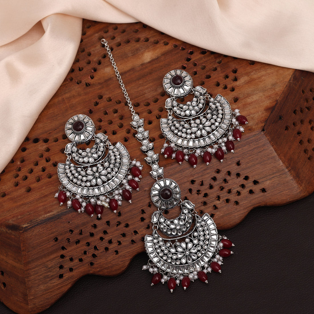 Maroon Color Kundan Earrings With Maang Tikka (KDTE546MRN)