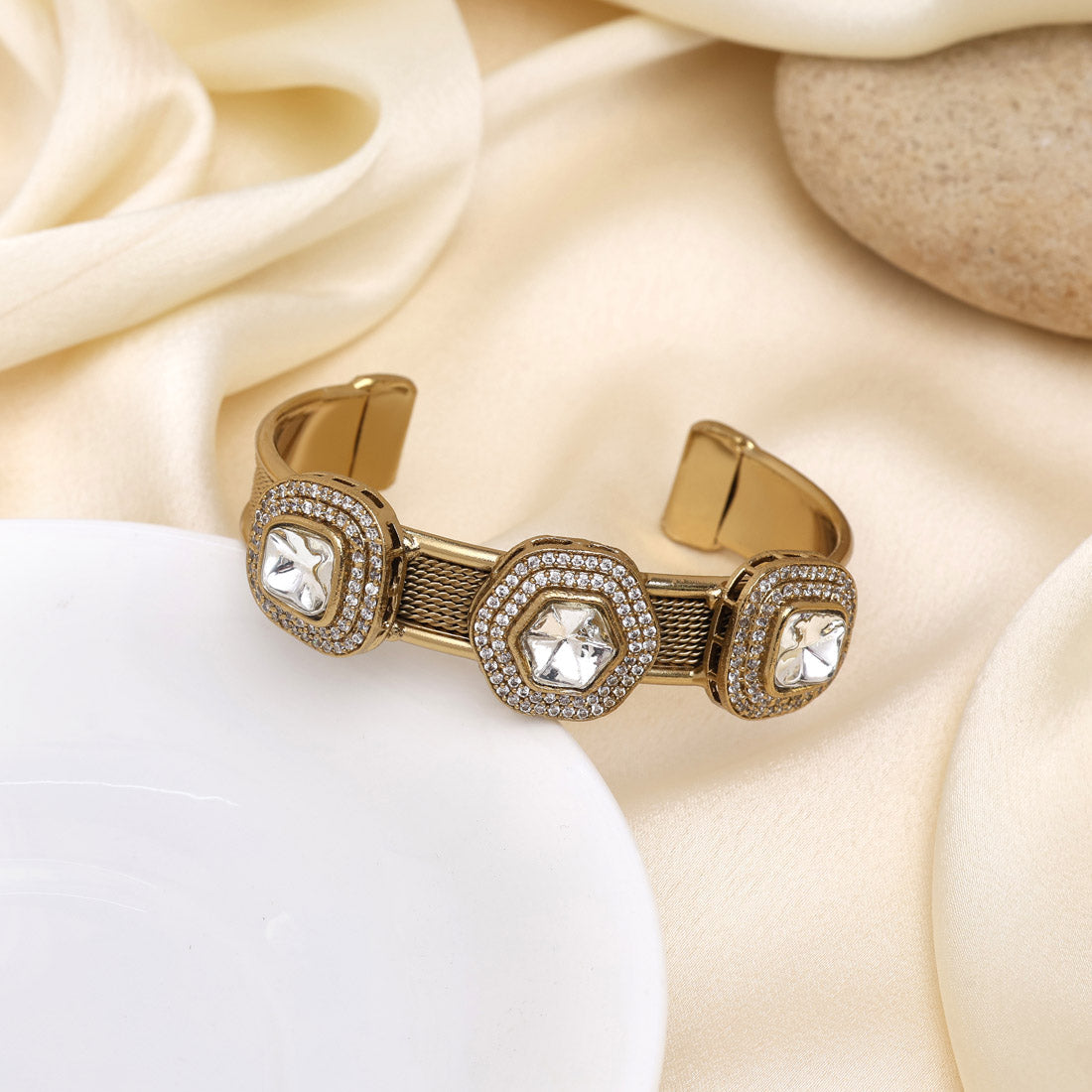 Fashionable White Color American Diamond Bracelet Ideal For Daily Wear