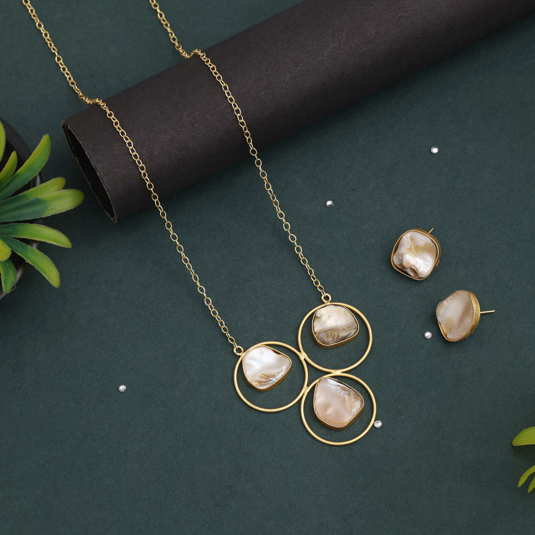 White Color Amrapali Necklace Set Featuring Vintage Look For Ethnic Occasions