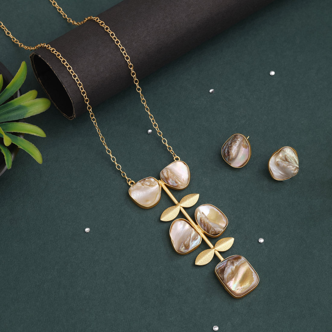 White Color Amrapali Necklace Set For Festive Wear With Intricate Patterns