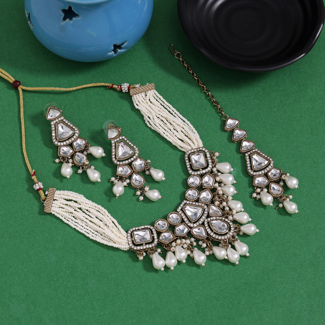 Lustrous White Color Kundan Necklace Set
