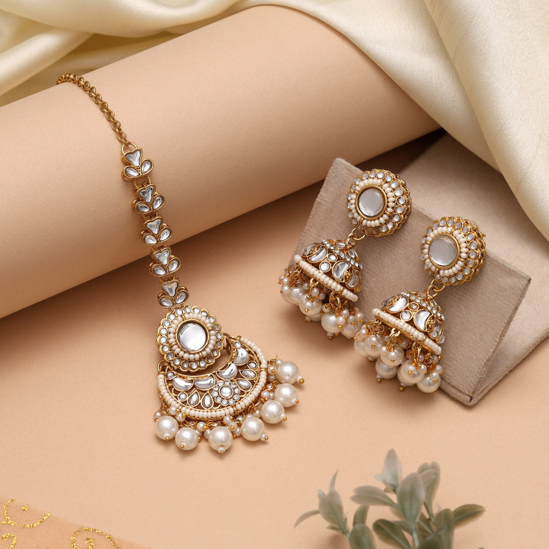 White Color Choker Kundan Necklace Set With Matching Earring Set