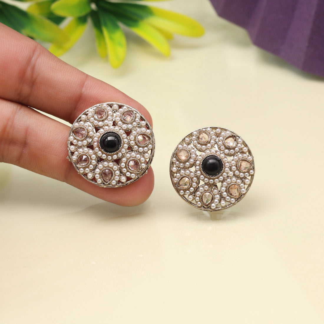Luxe Black Color Tops Stud Earrings