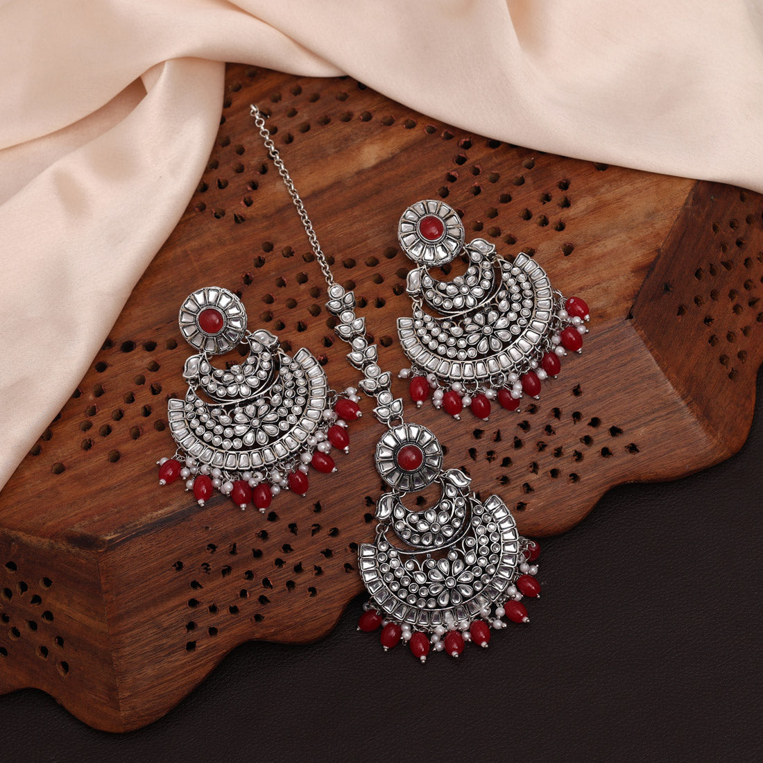 Red Color Kundan Earrings With Maang Tikka (KDTE546RED)