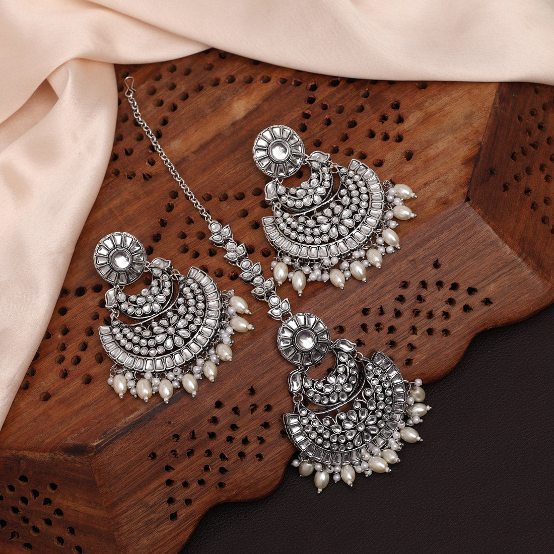 Silver Color Kundan Earrings With Maang Tikka (KDTE546SLV)